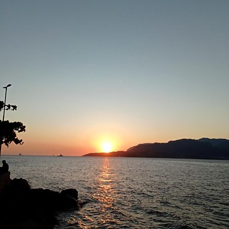 Pe Na Areia: Beachfront Suite with Sunset Views in Ilhabela Exterior photo