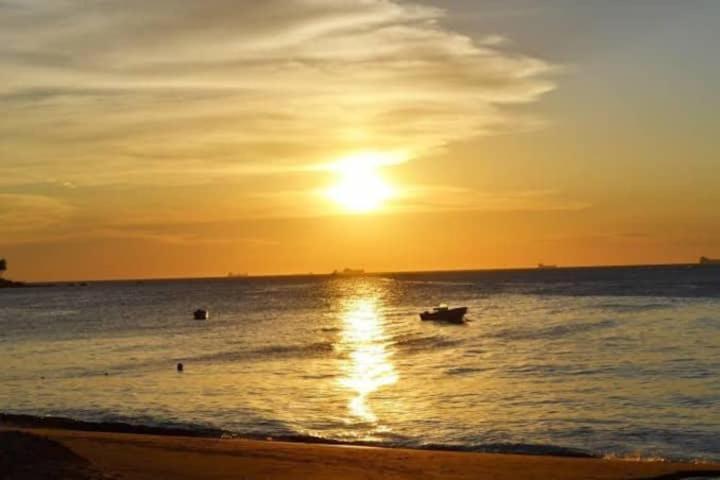 Pe Na Areia: Beachfront Suite with Sunset Views in Ilhabela Exterior photo