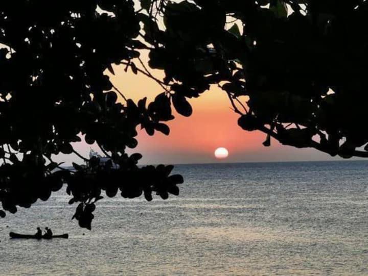 Pe Na Areia: Beachfront Suite with Sunset Views in Ilhabela Exterior photo