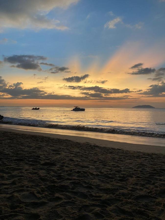 Pe Na Areia: Beachfront Suite with Sunset Views in Ilhabela Exterior photo